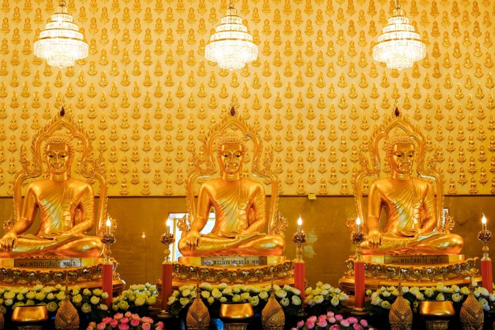 Many golden buddha statues in the temple